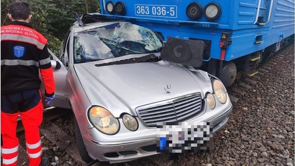 Tragické záběry. Vlak na Slovensku smetl auto, řidič na místě zemřel
